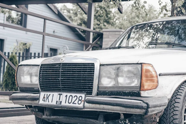 Velho Carro Branco Mercedes Classe 200D 1980 Com Números Trânsito — Fotografia de Stock