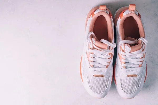 Vita Kvinnors Sneakers Med Korallinlägg Vit Betong Bakgrund Högst Upp — Stockfoto