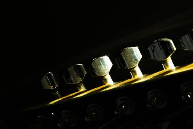 elektro gitar başlığı ve akort tuşları