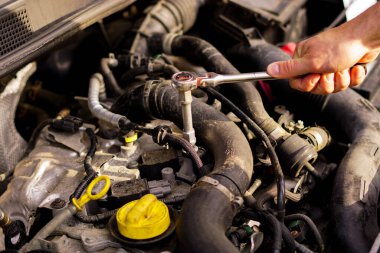 Araba motoru tamir ediliyor.