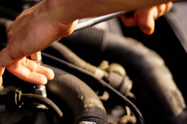 Araba motoru tamir ediliyor.