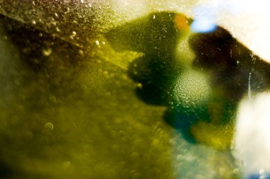 Bir pencere temizleniyor. Cam temizliği. ev işleri ve hijyen.