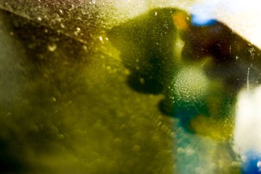 Bir pencere temizleniyor. Cam temizliği. ev işleri ve hijyen.