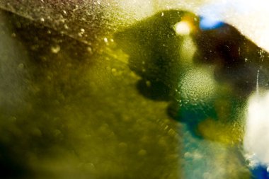 Bir pencere temizleniyor. Cam temizliği. ev işleri ve hijyen.