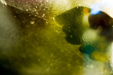 Bir pencere temizleniyor. Cam temizliği. ev işleri ve hijyen.