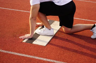 Koşucu başlangıç pozisyonu - Athelte sprint için hazırlanıyor