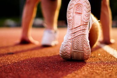 Koşucu başlangıç pozisyonu - Athelte sprint için hazırlanıyor