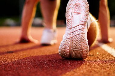 Koşucu başlangıç pozisyonu - Athelte sprint için hazırlanıyor