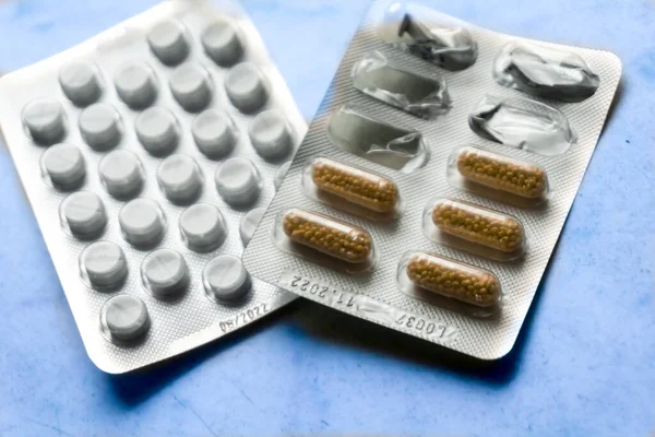 Mavi üzerine izole edilmiş ilaç paketleri