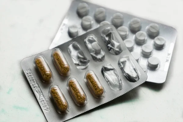 beyaza izole edilmiş ilaç paketleri