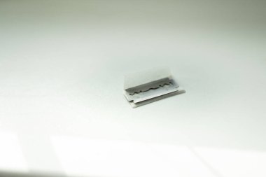 İzole edilmiş jilet. Keskin. traş malzemeleri.