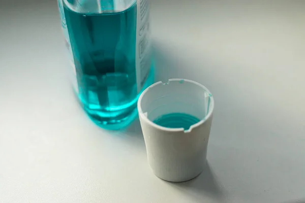 Mavi gargara. Sabah diş bakımı rutini.