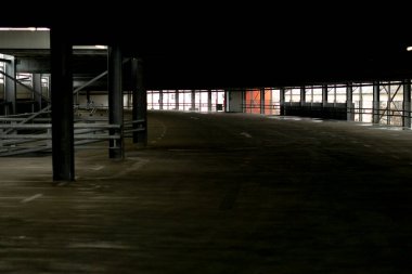 boş ve karanlık park yeri