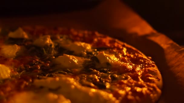 オーブンでピザを焼く オーブンで焼くピザのシームレスなループ — ストック動画