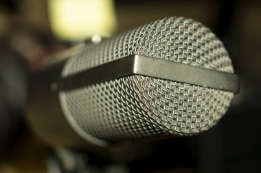 Mikrofon kaydediliyor. Yayınlanan mikrofon. Bir mikrofon ile podcast kaydı.