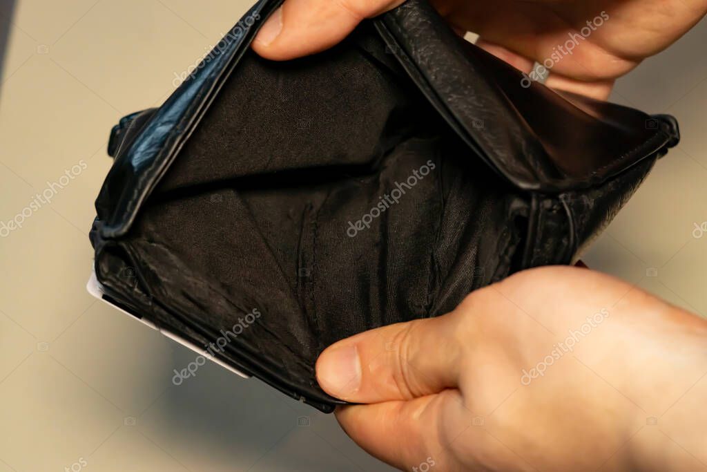 Mano Sosteniendo Una Billetera Sin Dinero Cartera Vacia Pobre Desempleados Foto de stock MarcOliver Artworks 476914312