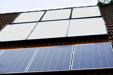 Çatıdaki güneş panelleri. Güneş enerjisi. Çatı katı. Yenilenebilir Enerji.