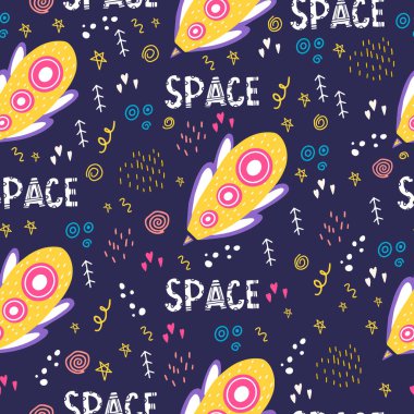 Sarı uzay gemisi olan kusursuz bir desen. Uzay, yıldızlar ve uzay nesneleri ile vektör illüstrasyonu. Düz karalama stili. Sarı uçan makineli bir çocuk deseni.
