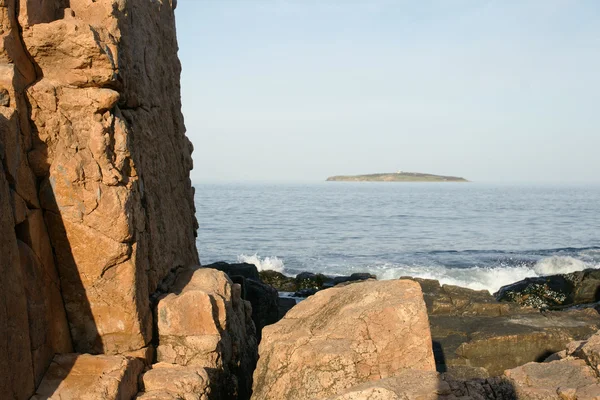 Las rocas y la isla - 4 — Foto de Stock