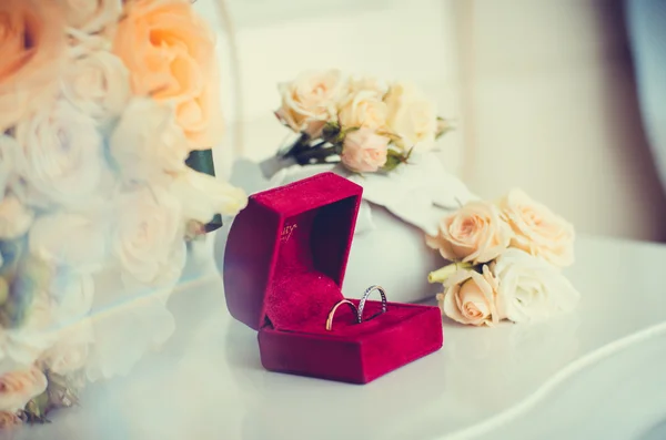 Alyanslar ve güller.