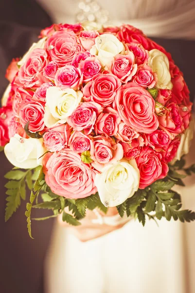 Tangan Dan Cincin Pada Bouquet Pernikahan — Stok Foto