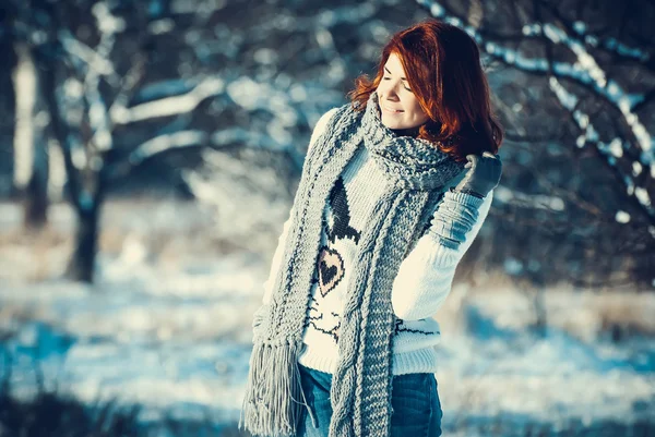 Girl in winter outdoors — Stock Photo, Image