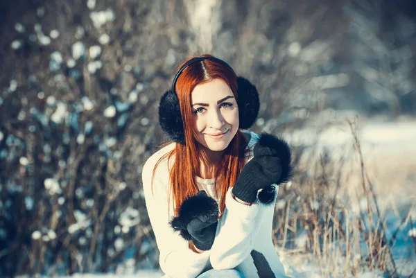 Girl in winter outdoors — Stock Photo, Image