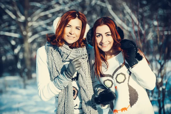 Två väninnor i vinter utomhus — Stockfoto