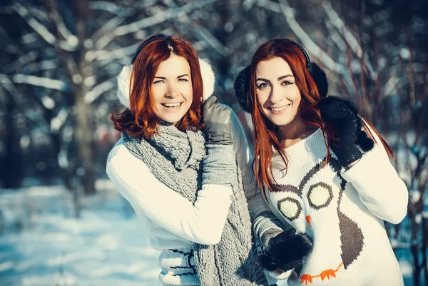 Twee vriendinnen in winter buiten — Stockfoto