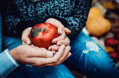 Kırmızı elma tutan güzel genç Çift