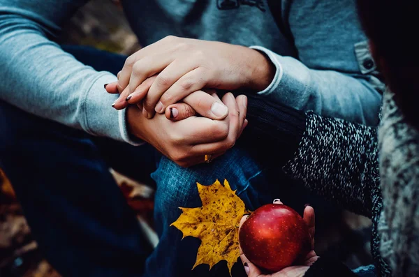 Kırmızı elma tutan güzel genç Çift