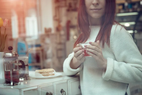 Jonge vrouw in café — Stockfoto