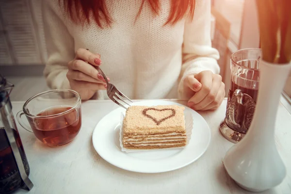 Kafedeki genç kadın.