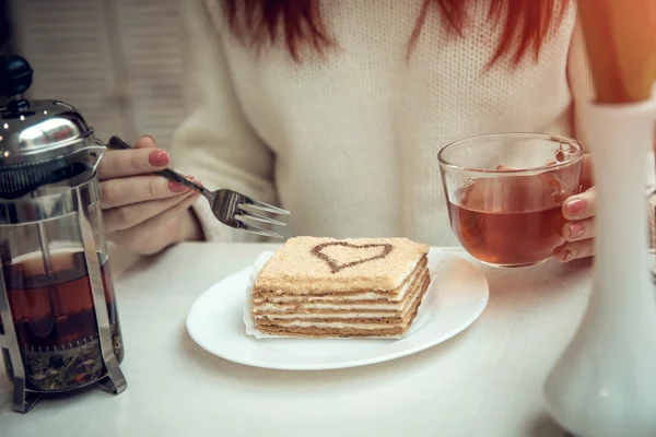 Kafedeki genç kadın.