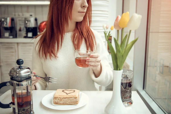 Kafedeki genç kadın.