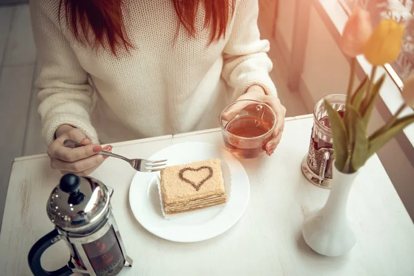 Kafedeki genç kadın.