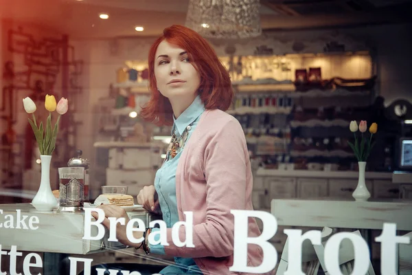 Jeune femme au café Images De Stock Libres De Droits