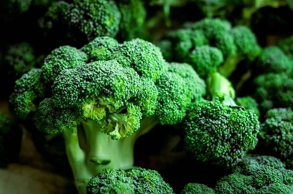 Kesme tahtasında taze sebzeler