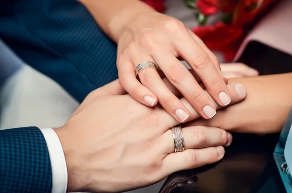婚礼花束上的手和戒指 — 图库照片