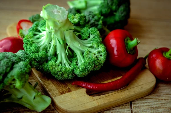 Kesme tahtasında taze sebzeler