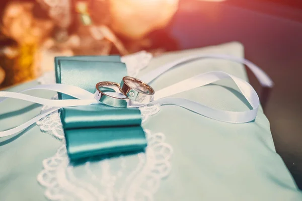 Anillos de boda en caja Fotos De Stock Sin Royalties Gratis