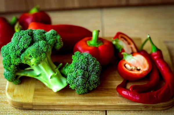 Légumes frais sur une planche à découper Image En Vente