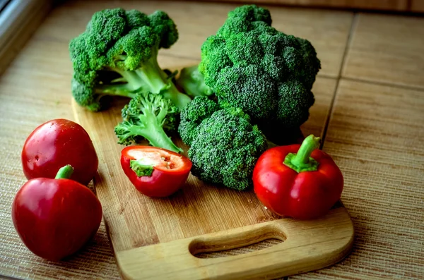 Verduras frescas en una tabla de cortar Imagen De Stock