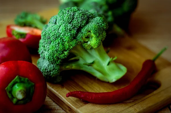 Verduras frescas en una tabla de cortar Imágenes De Stock Sin Royalties Gratis