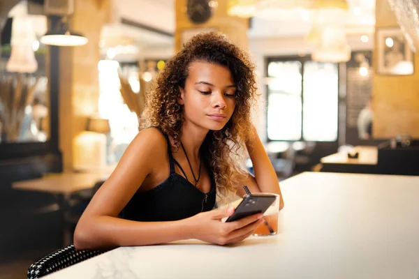 Mujer Joven Usando Teléfono Móvil Bar — Foto de Stock