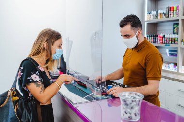 Salgın sırasında mağazadaki güzel bayan müşteri