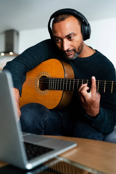 Homem Aprendendo Música Online Foto de Stock - Imagem de