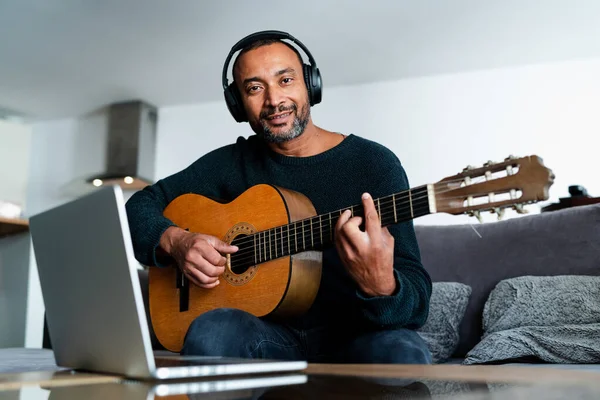 40 years old man learning the guitar with online lessons at home