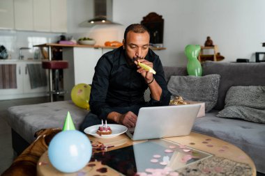 40 yaşında bir adam doğum gününü evde kutluyor.