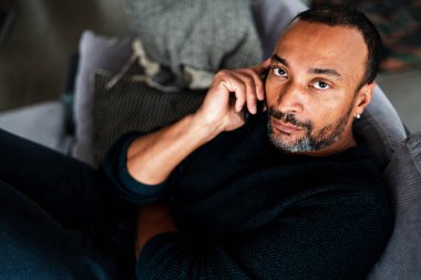 40 yaşındaki bunalımlı bir adam telefonda konuşuyor.